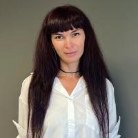 Angajată în oficiu